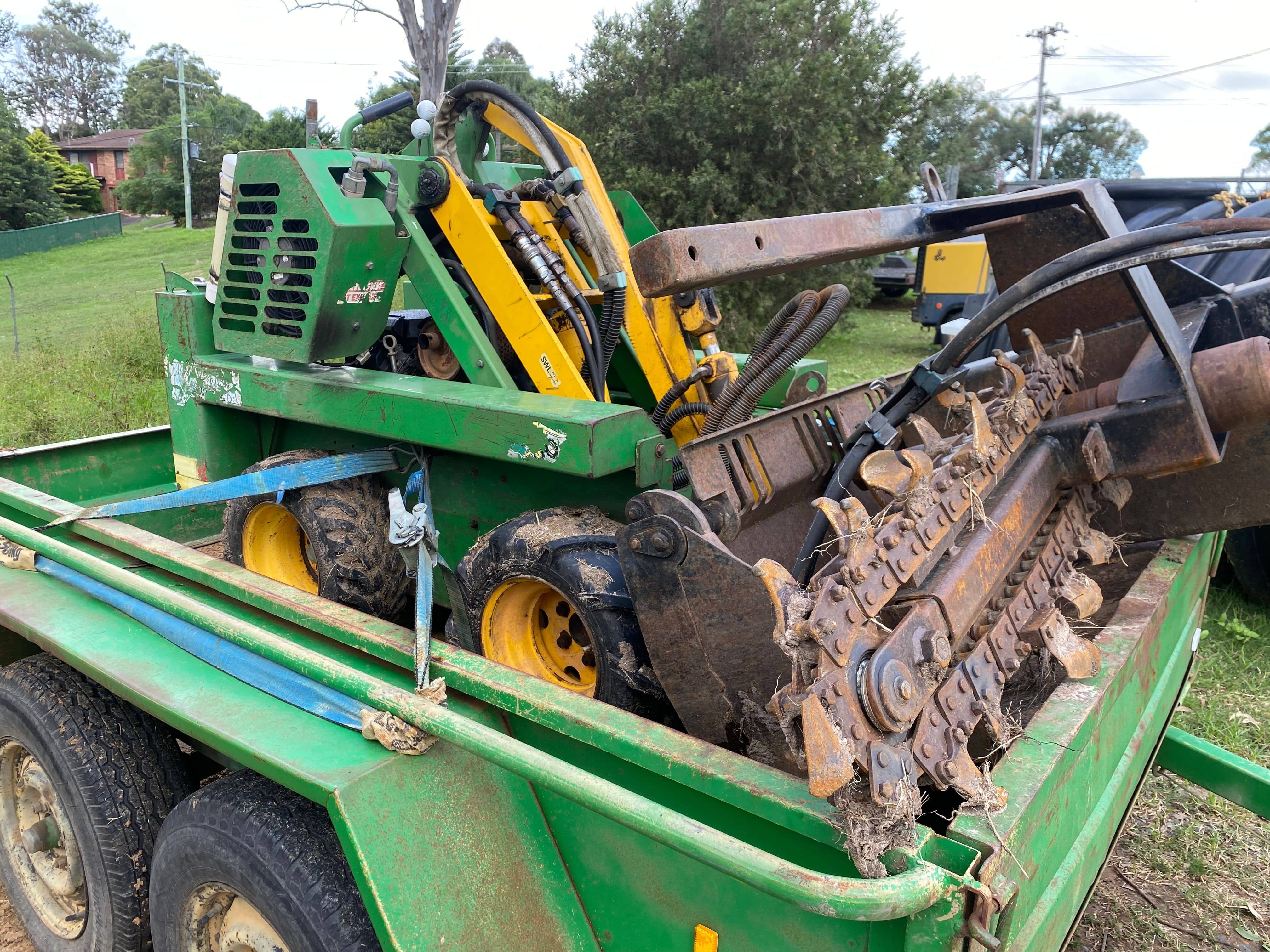 *4 in one bucket
*Trencher attachment -90mm wide