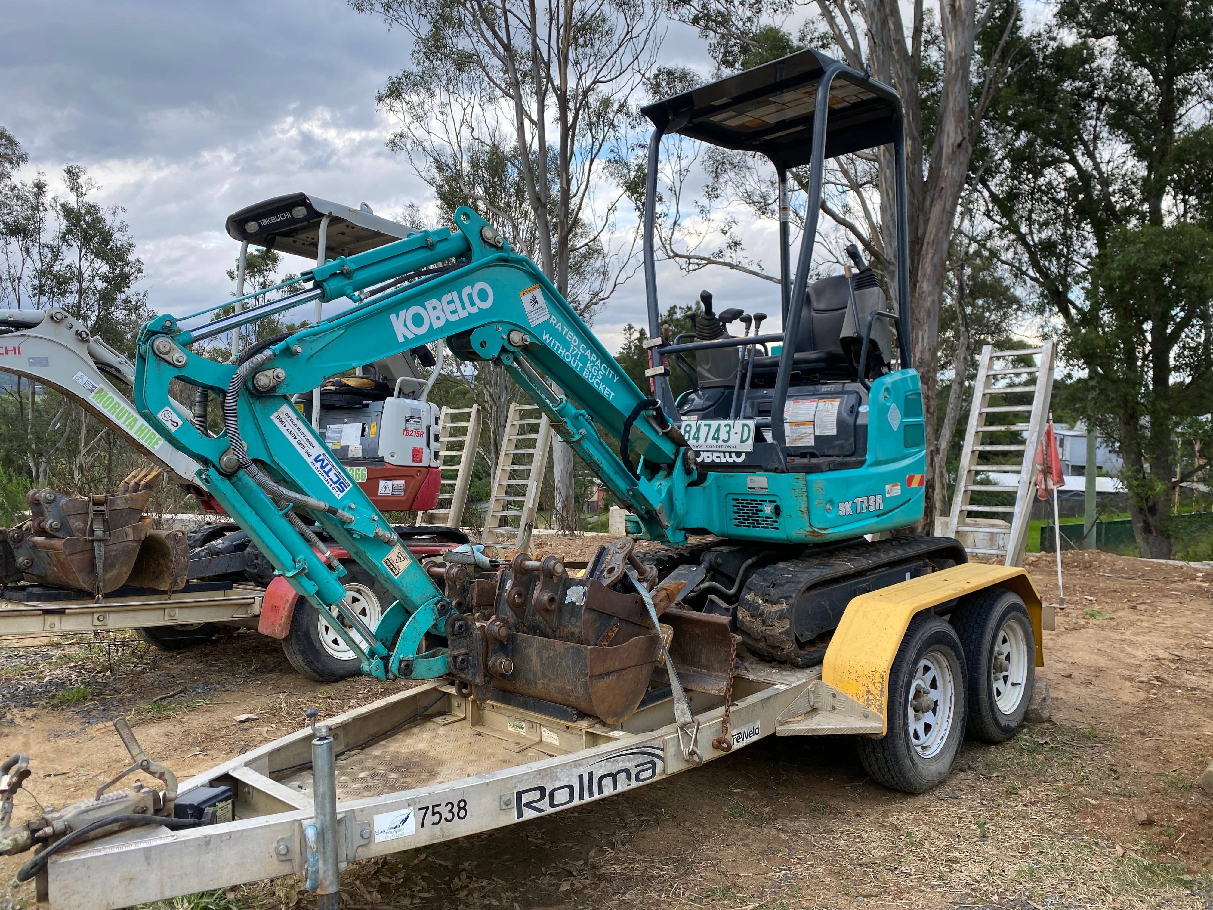 *980mm wide
*track widening
*Buckets - 300mm, 450mm, mud
*Ripper
*Auger and hammer