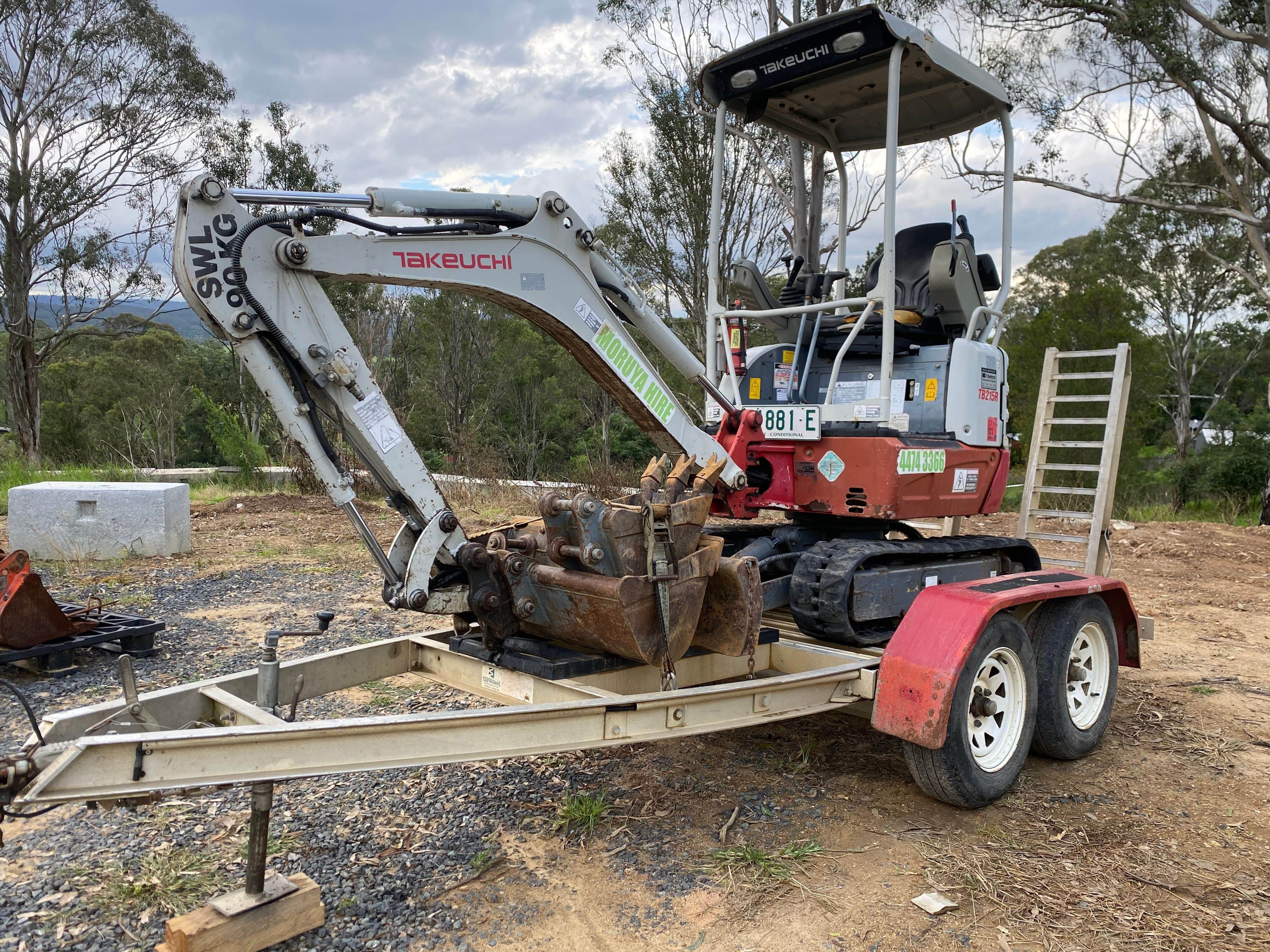 *980mm wide
*Track widening
*Buckets - 200mm, 300mm, 450mm, 600mm and mud
*Ripper
*Quick hitch
*Auger